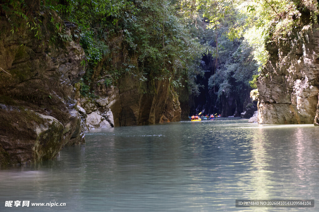 恩施峡谷河道中的皮划艇之旅