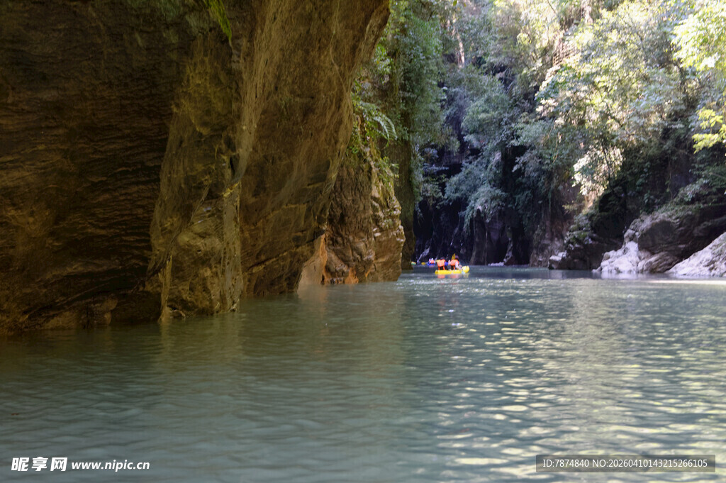 恩施峡谷中皮划艇穿行