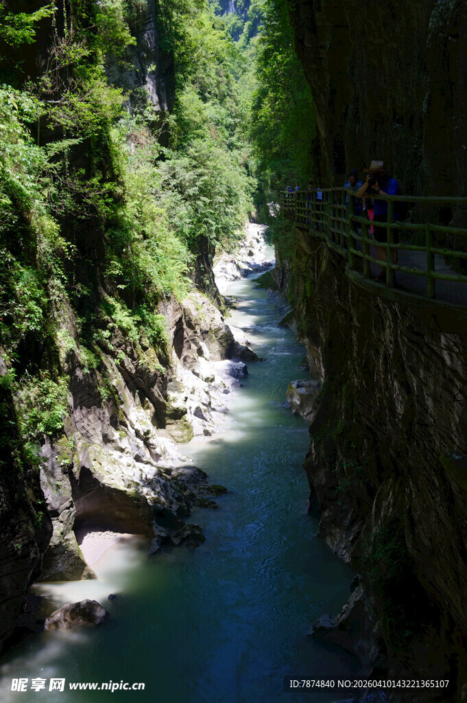 恩施山间幽径伴溪流美景