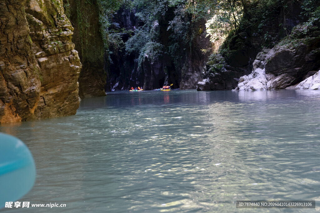 恩施峡谷中的澄澈水域