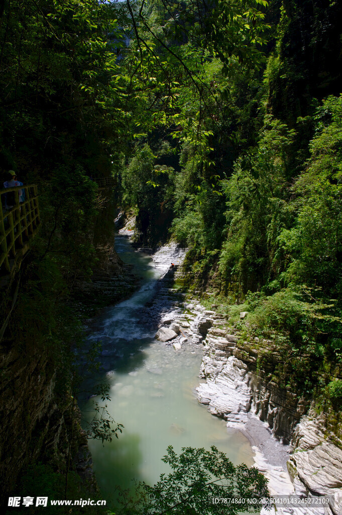 恩施山间清幽溪流景观