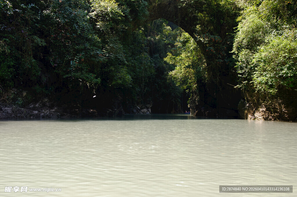 恩施宁静河畔绿意环绕的景致