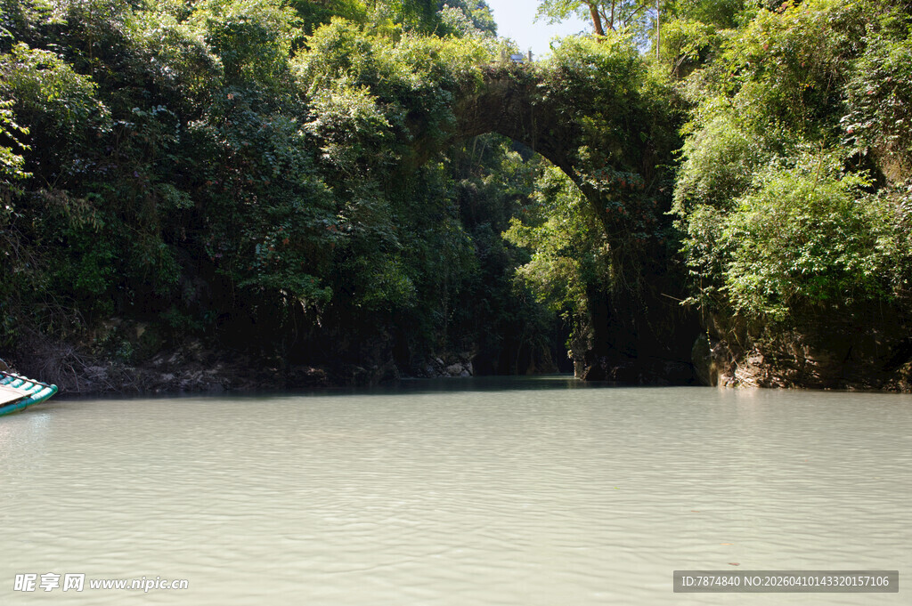 恩施河上绿树成荫的天然拱道