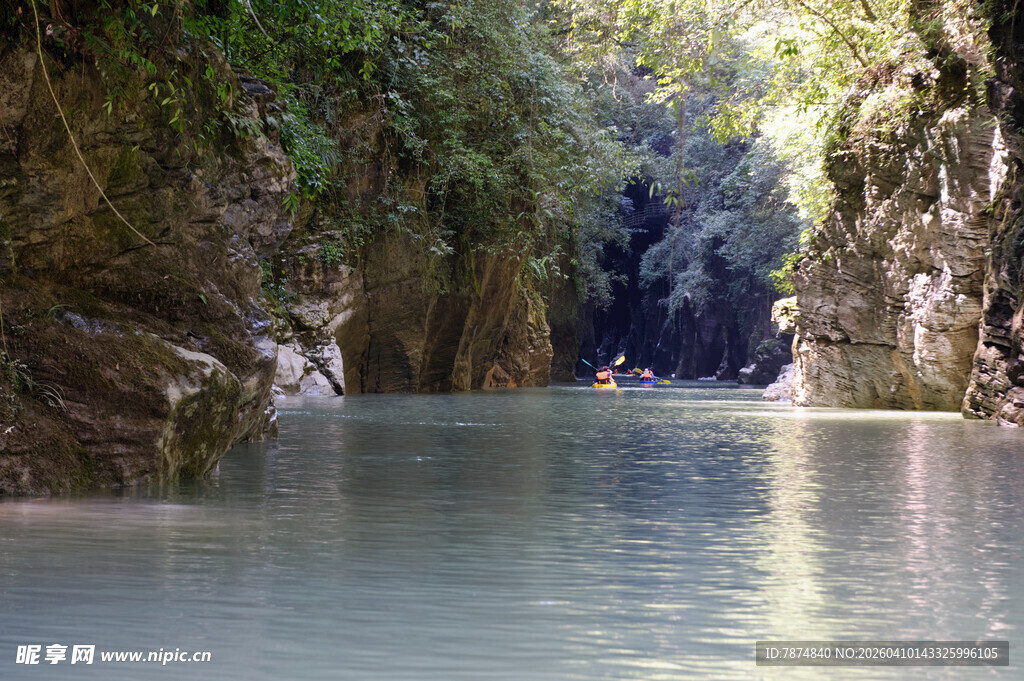恩施峡谷河道中的漂流景象