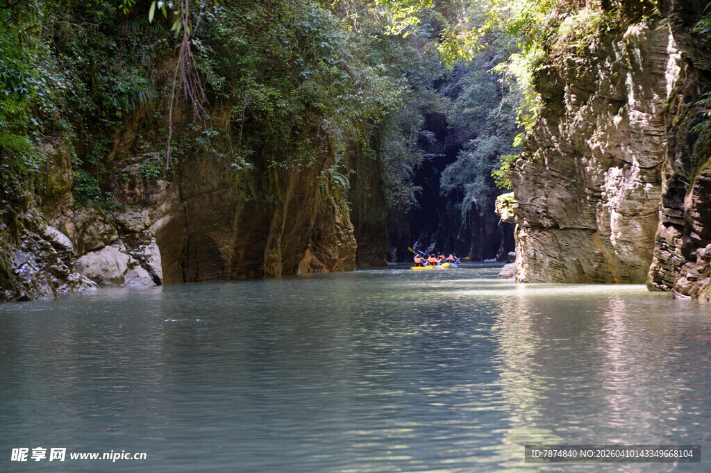 恩施峡谷河流中的悠然泛舟