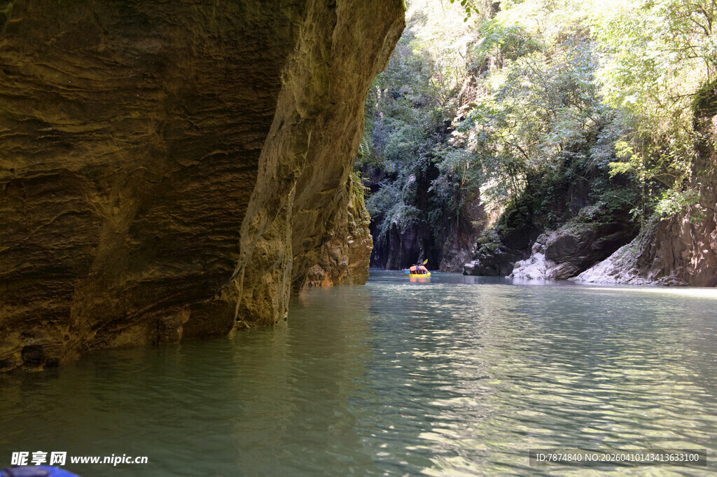 恩施峡谷中的清凉水域
