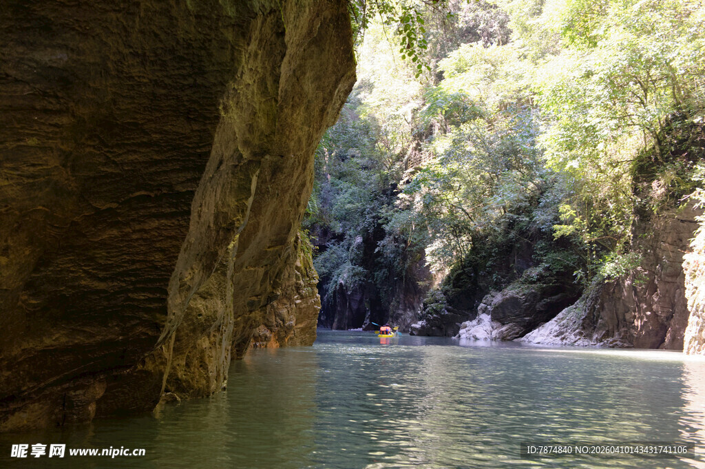恩施峡谷河道中的漂流景象