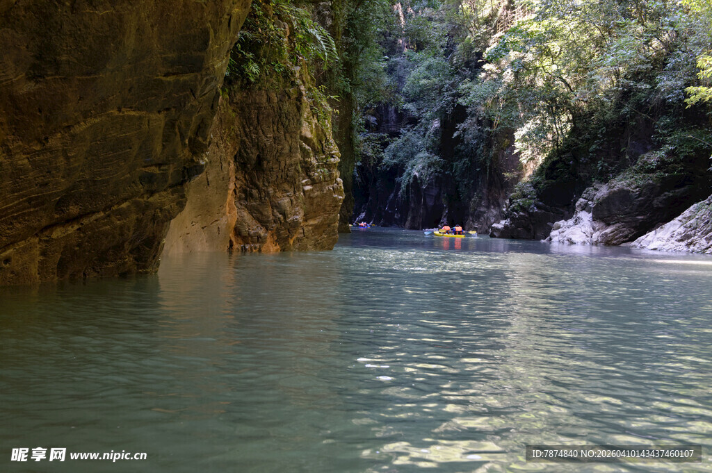 恩施峡谷中的清澈水域风光