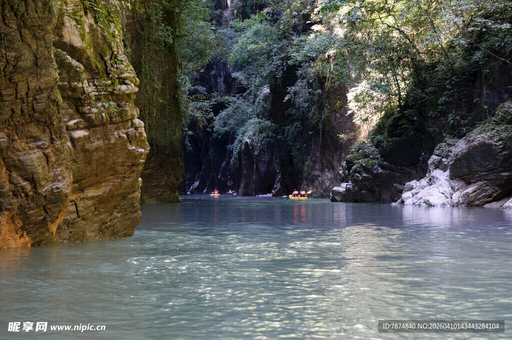 恩施峡谷中的清澈水域