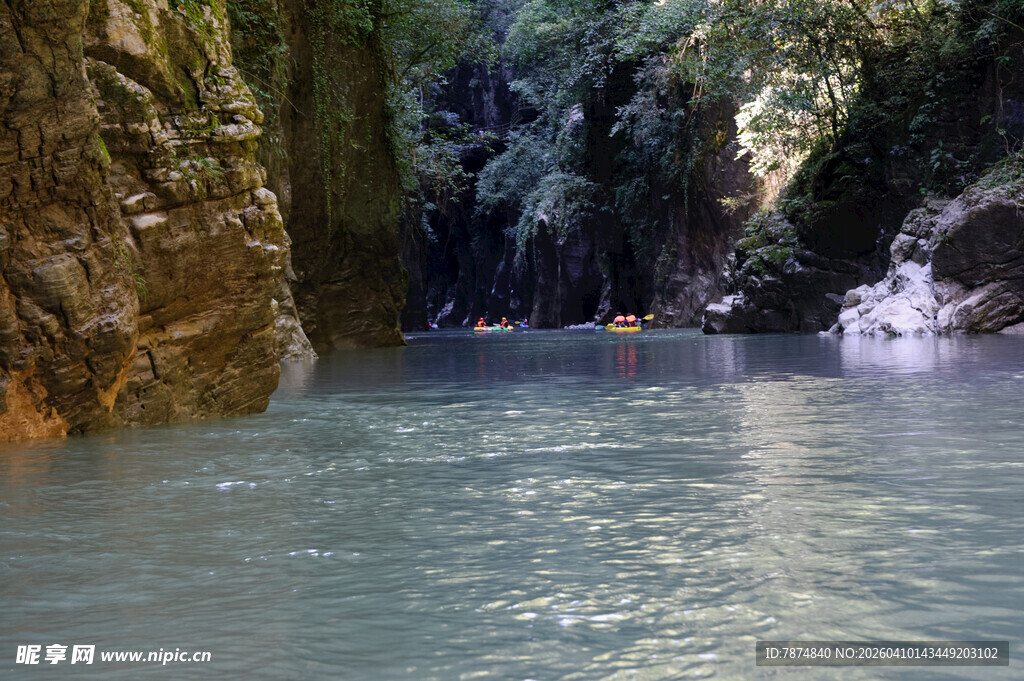 恩施峡谷水域中的漂流景象