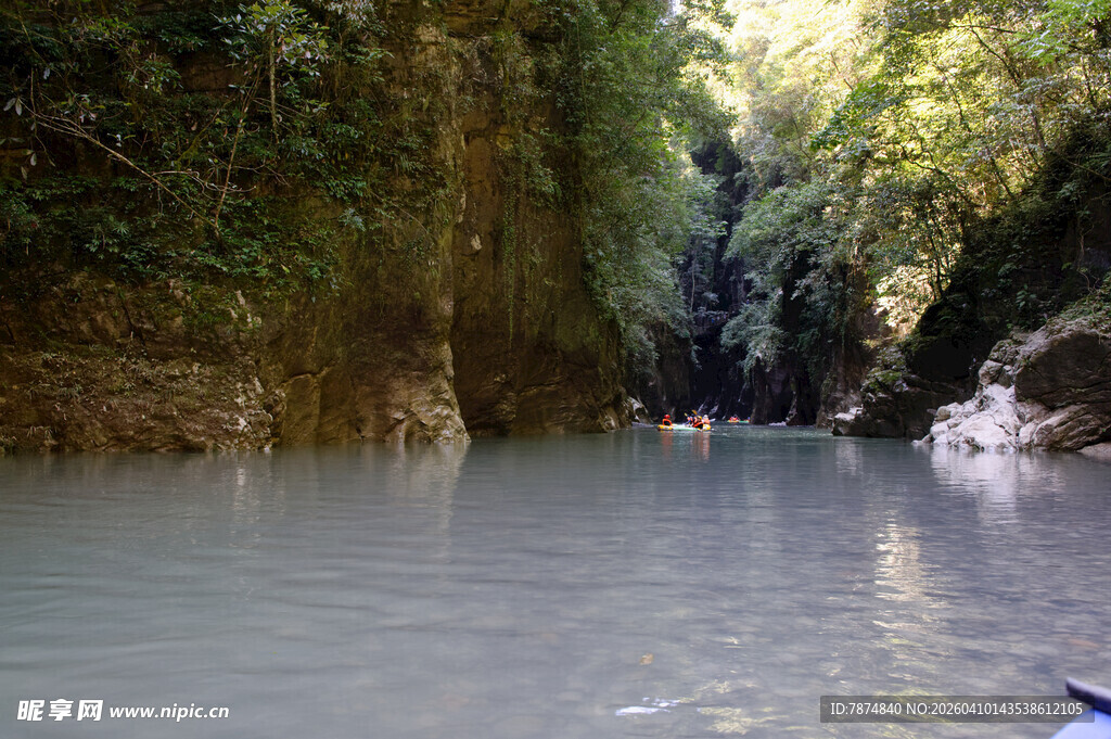 恩施峡谷河流中的皮划艇之旅