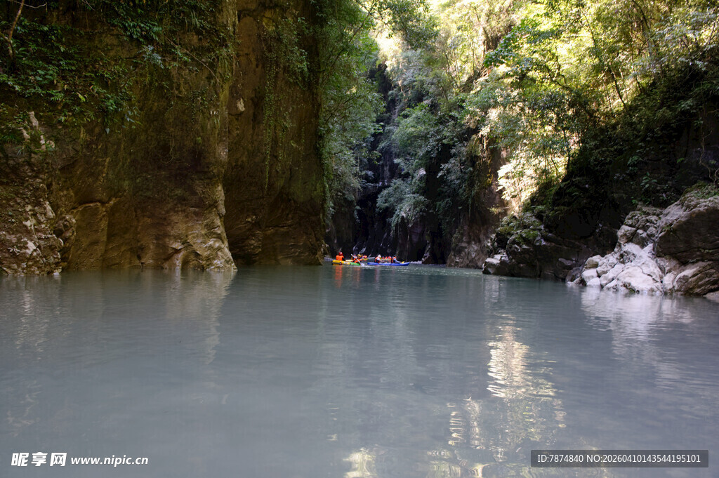 恩施峡谷中的宁静漂流水域