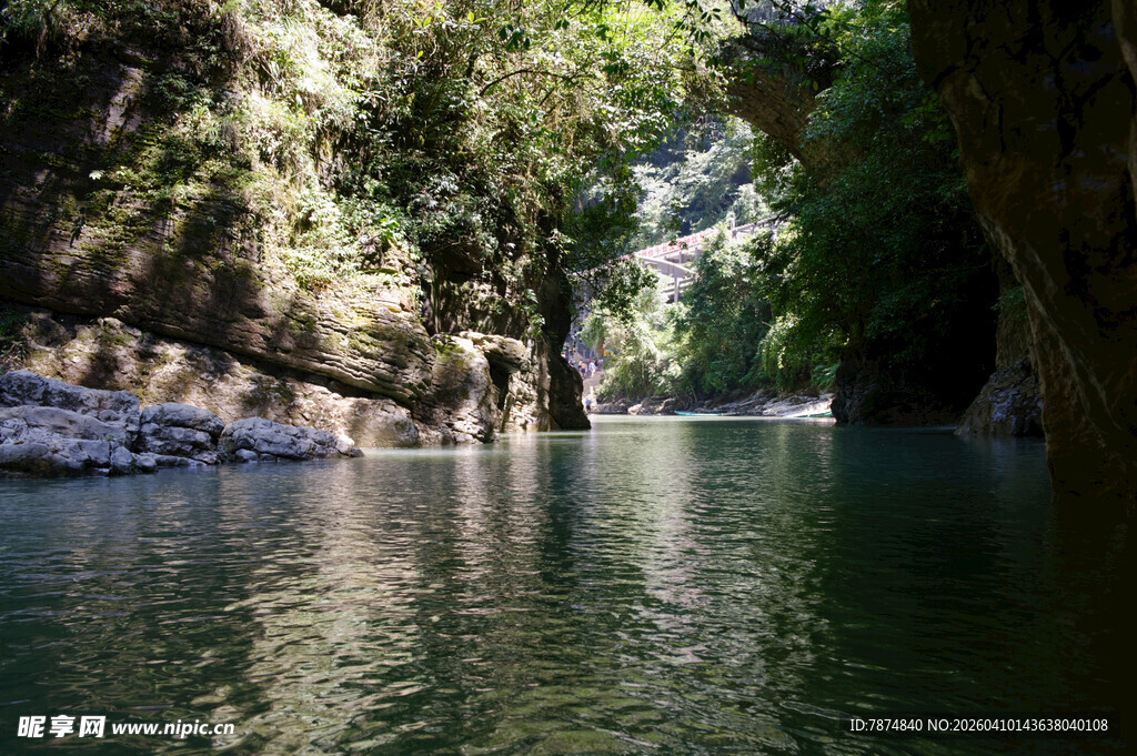 恩施幽静河谷中的清澈河水