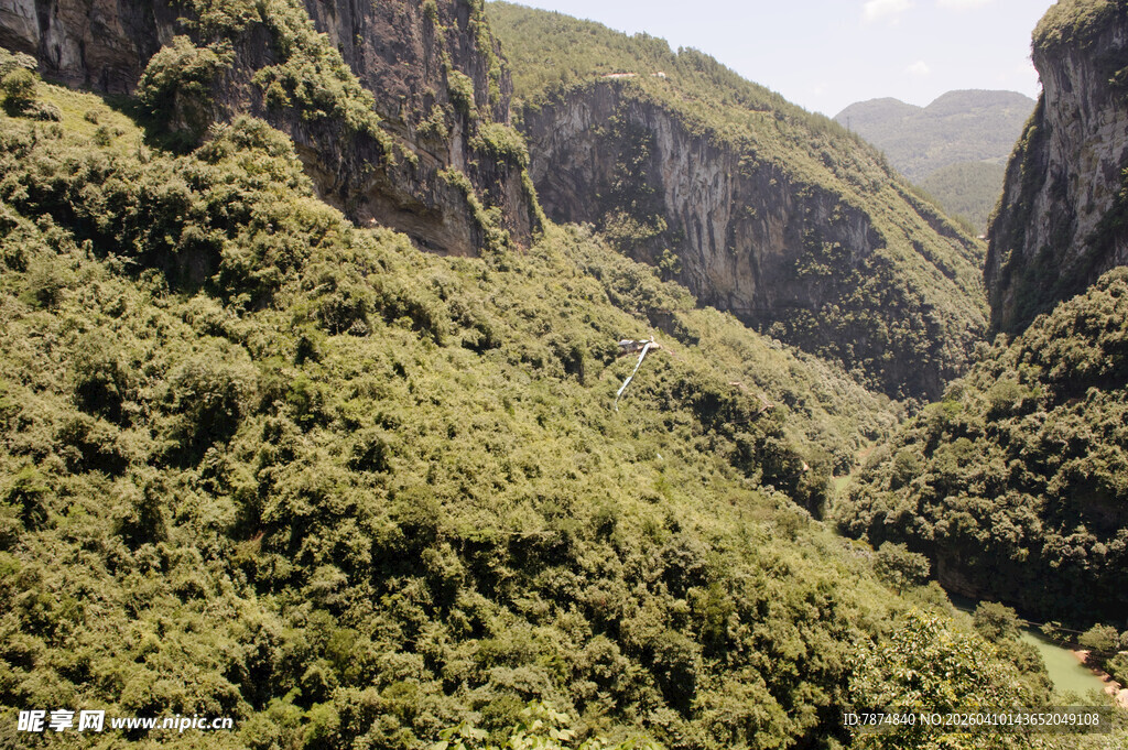 恩施壮丽山谷间的葱郁植被
