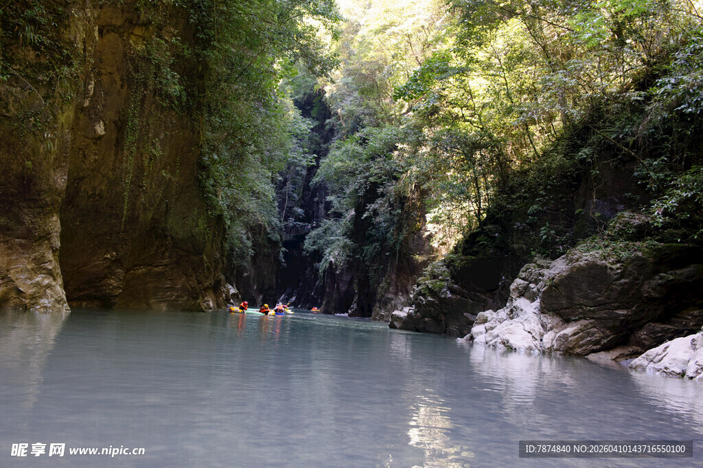 恩施峡谷河流中的皮划艇之旅