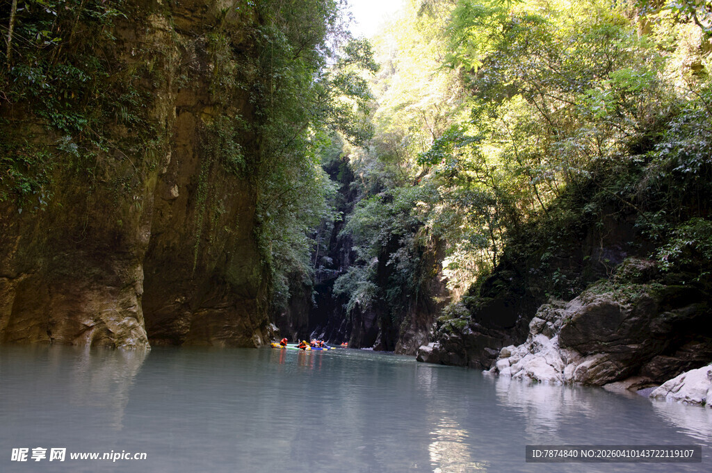 恩施峡谷中泛舟的自然美景