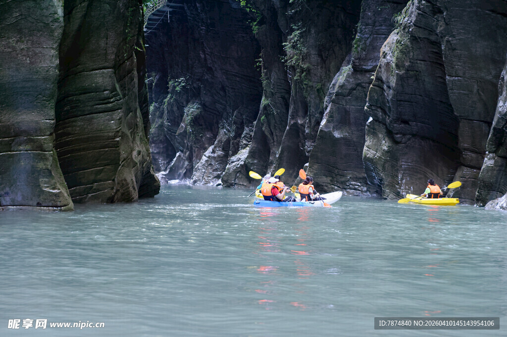 恩施峡谷中皮划艇漂流场景