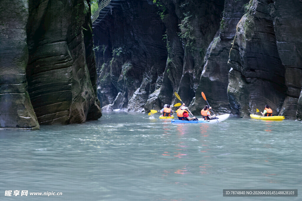 恩施峡谷中皮划艇探险之旅