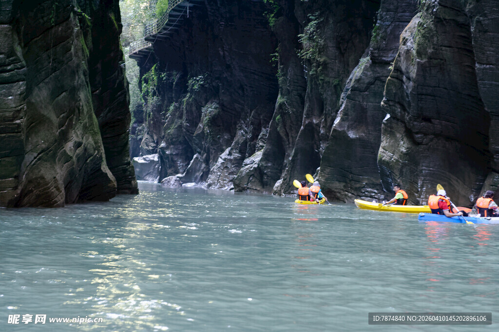 恩施峡谷河道上的皮划艇之旅