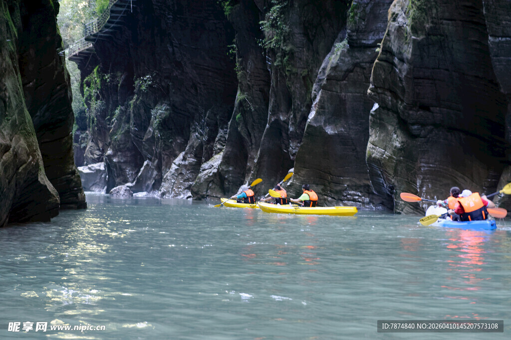 恩施峡谷中皮划艇漂流景象