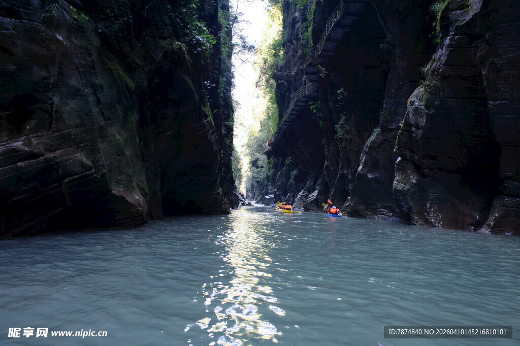 恩施峡谷中漂流的皮划艇