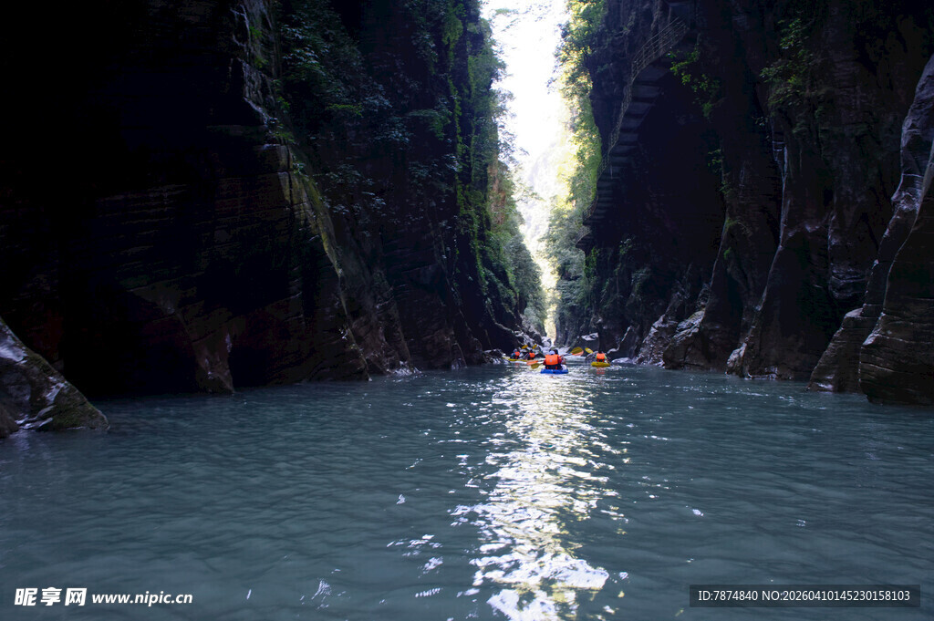 恩施峡谷中泛舟的奇妙景象