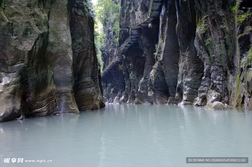 恩施峡谷中的宁静水域