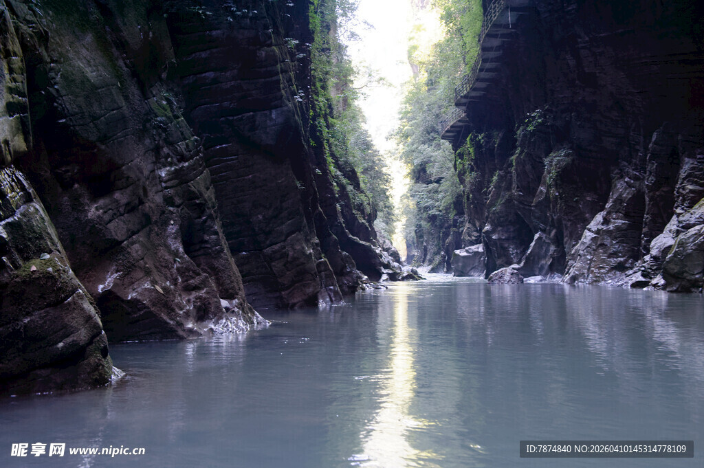 恩施峡谷中的宁静河流