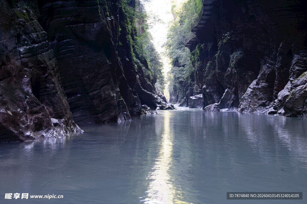 恩施峡谷中的清澈水域