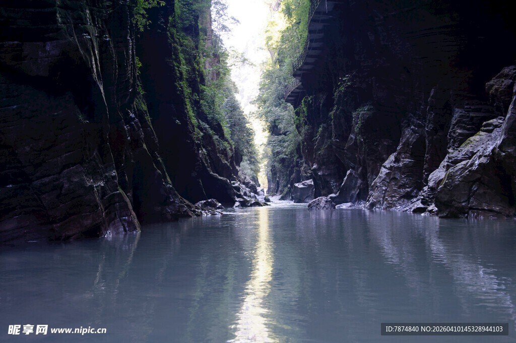 恩施峡谷中的静谧水域