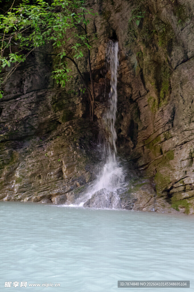 恩施山间瀑布下的清冽水域