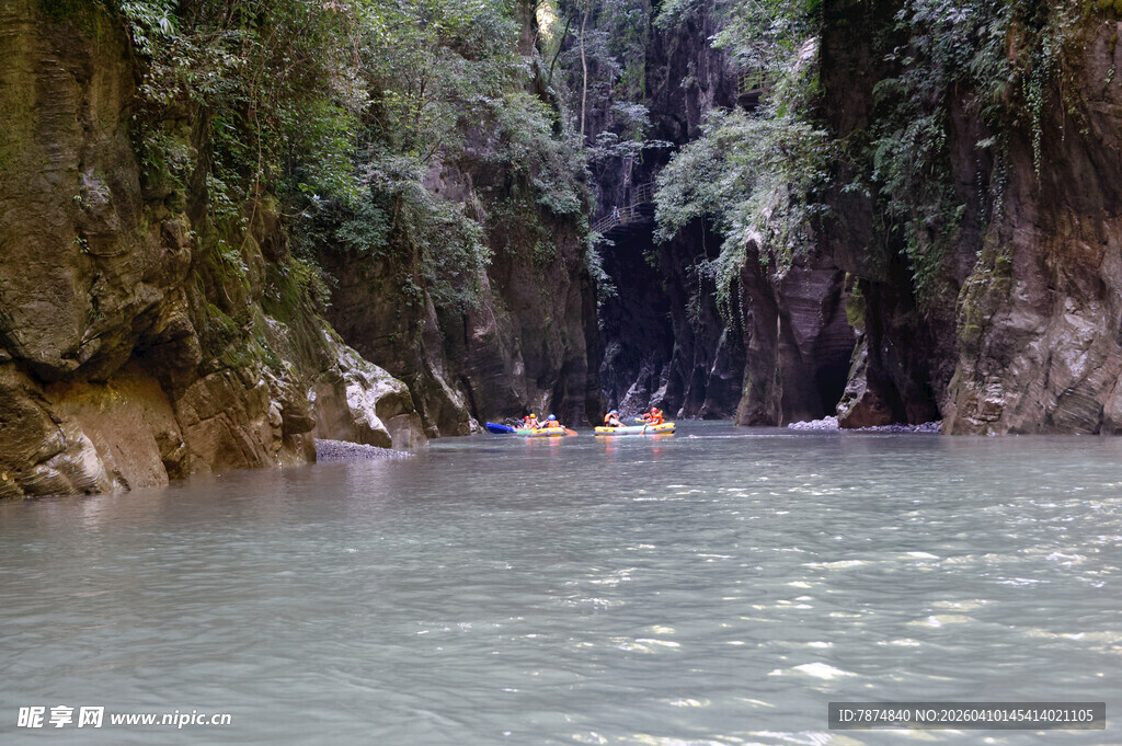 恩施峡谷中皮划艇穿行