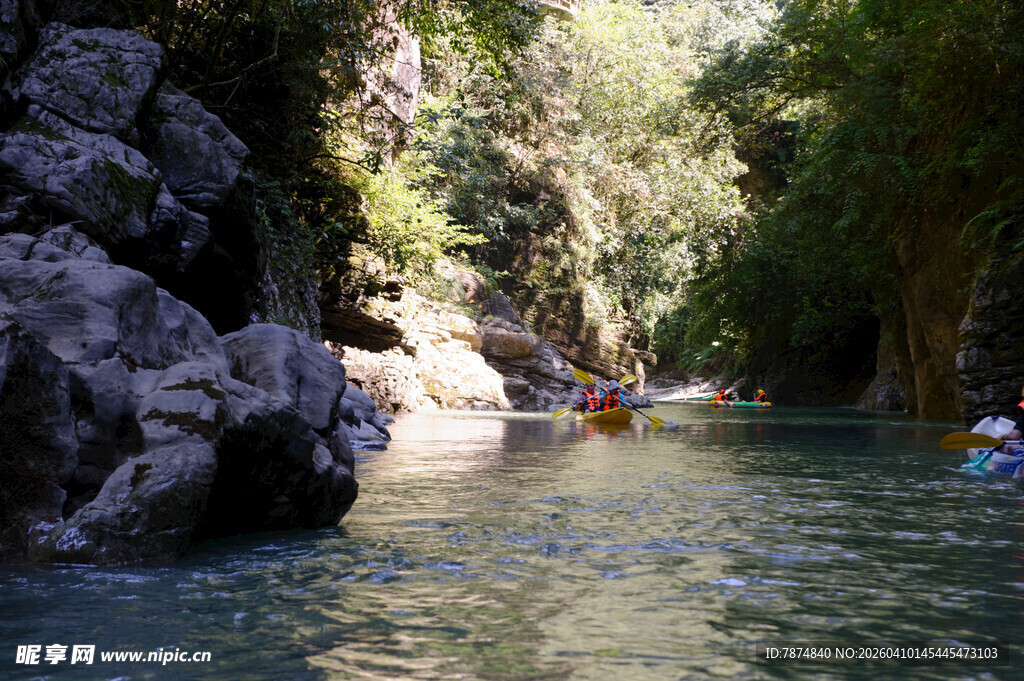 恩施峡谷中皮划艇漂流景象