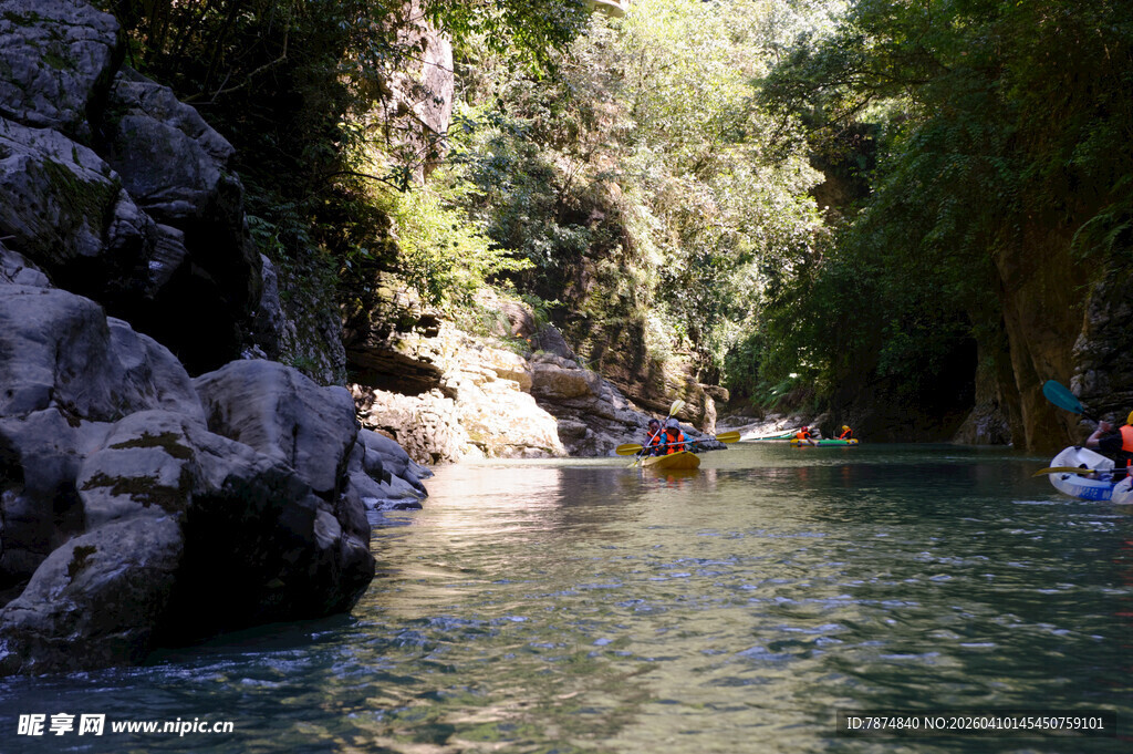 恩施峡谷中皮划艇漂流场景