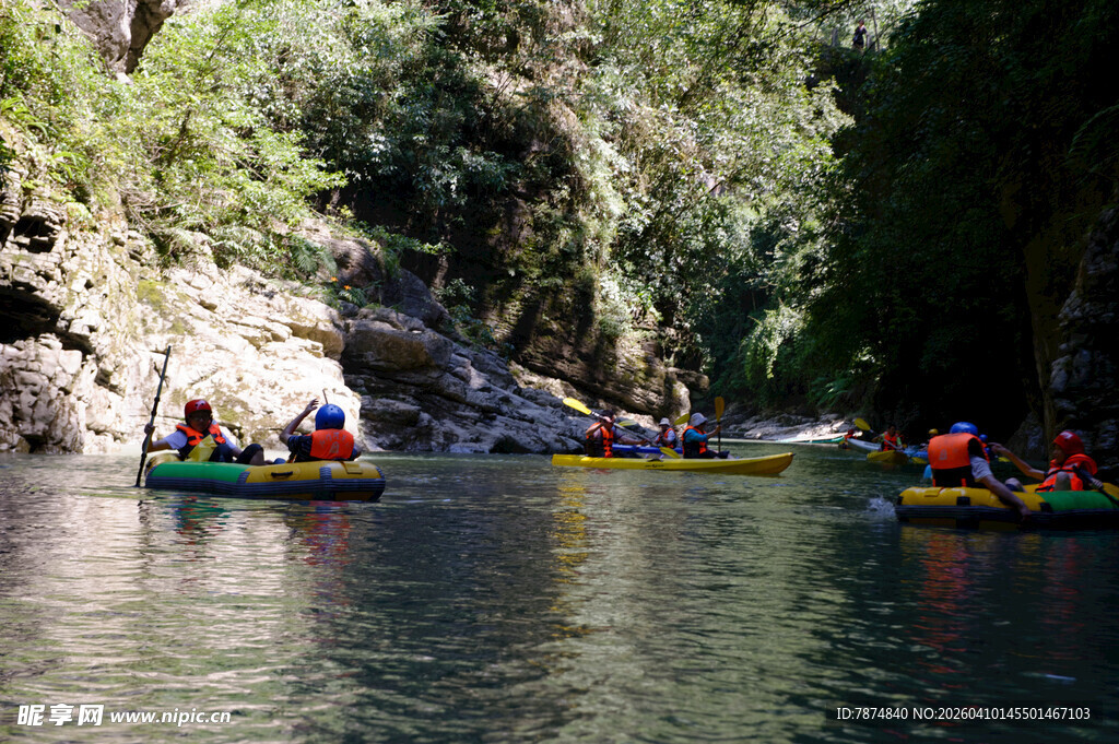 恩施峡谷中皮划艇漂流景象