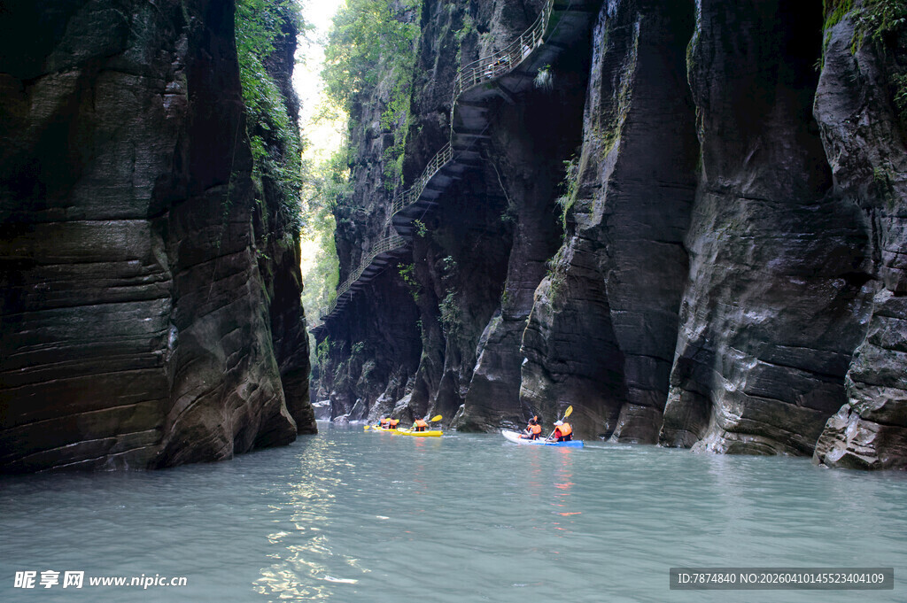 恩施峡谷中皮划艇漂流景象