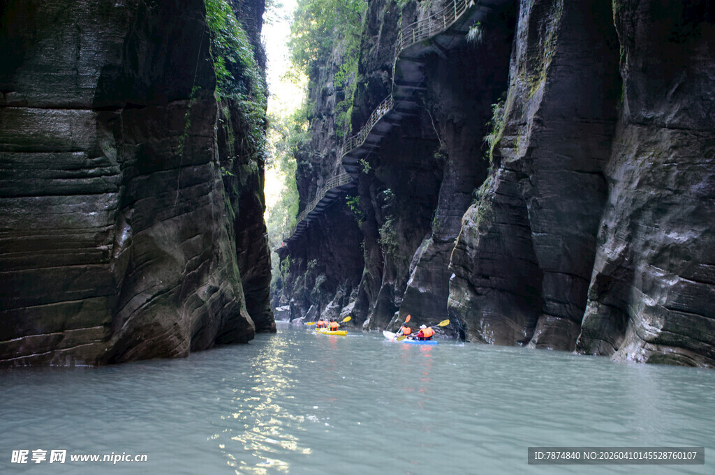 恩施峡谷河道中的漂流景象