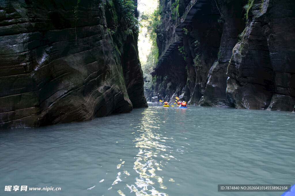 恩施峡谷间的漂流之旅