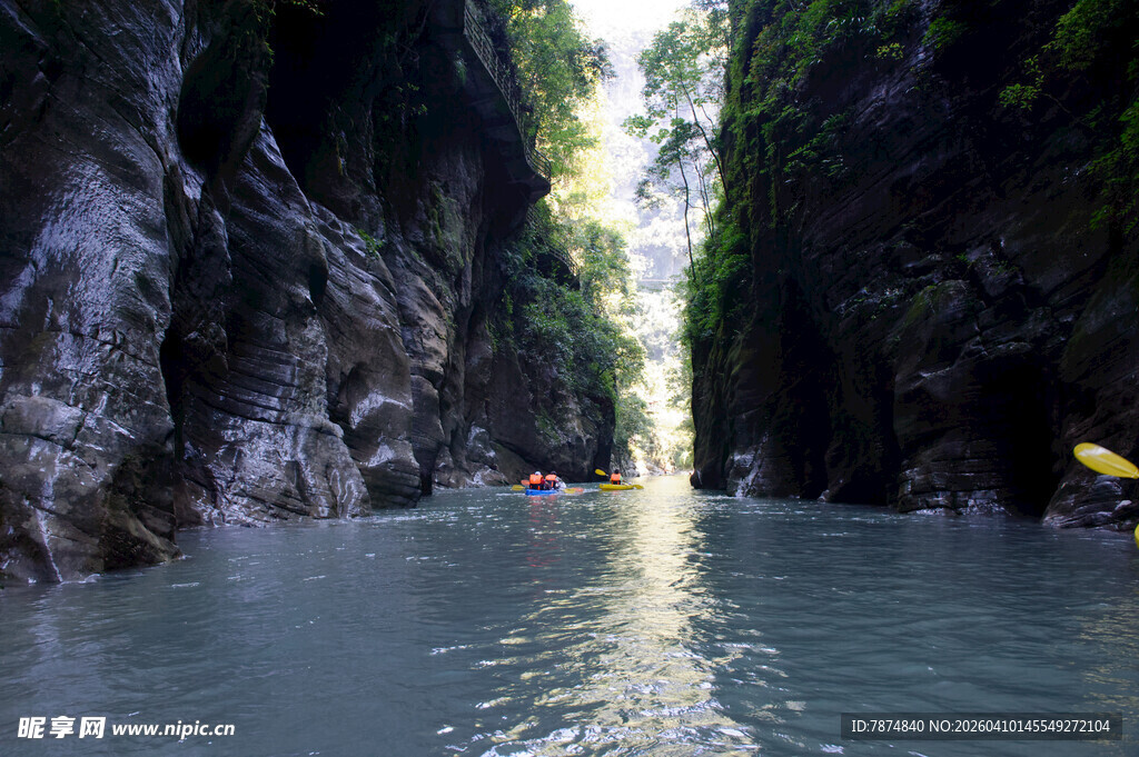 恩施峡谷中皮划艇漂流美景