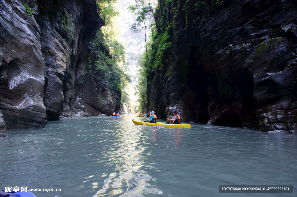 恩施峡谷中皮划艇漂流美景