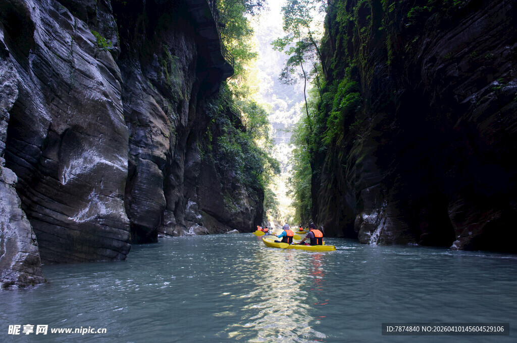 恩施峡谷河道中的皮划艇探险