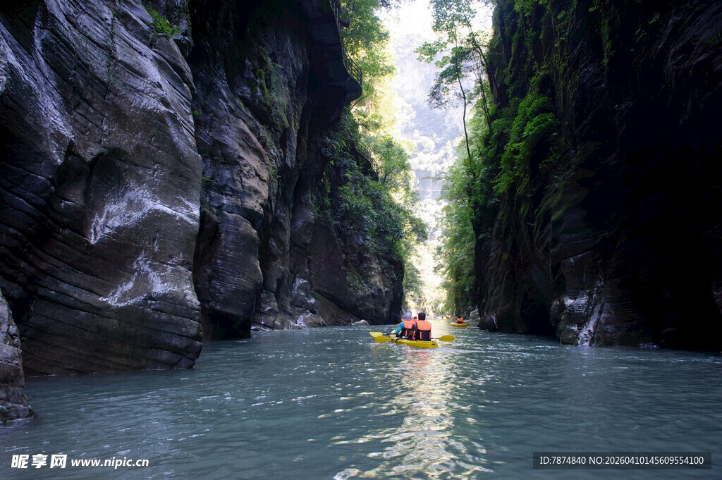 恩施峡谷河道中的皮划艇之旅