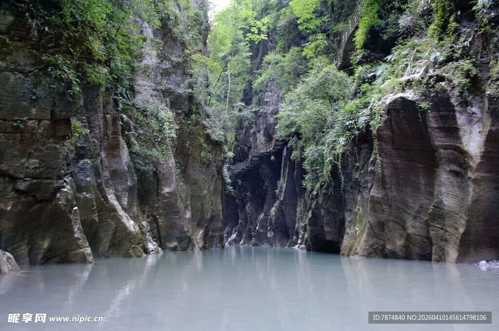 恩施峡谷碧水 自然清幽之景
