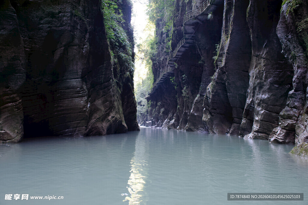 恩施峡谷中的清澈水域