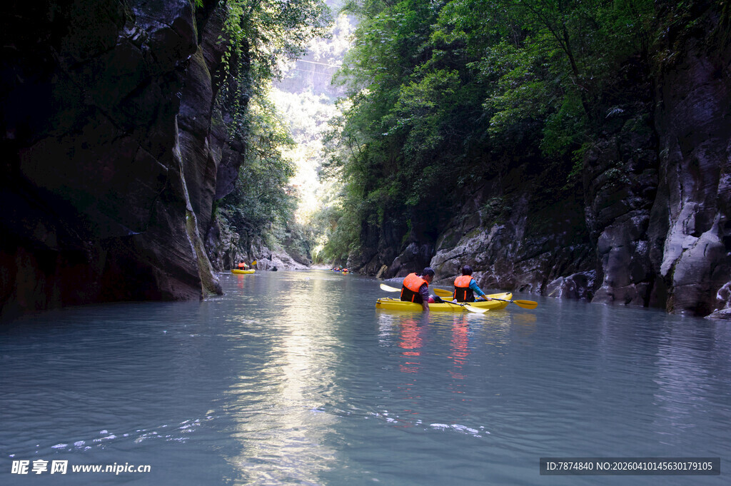 恩施峡谷中皮划艇之行