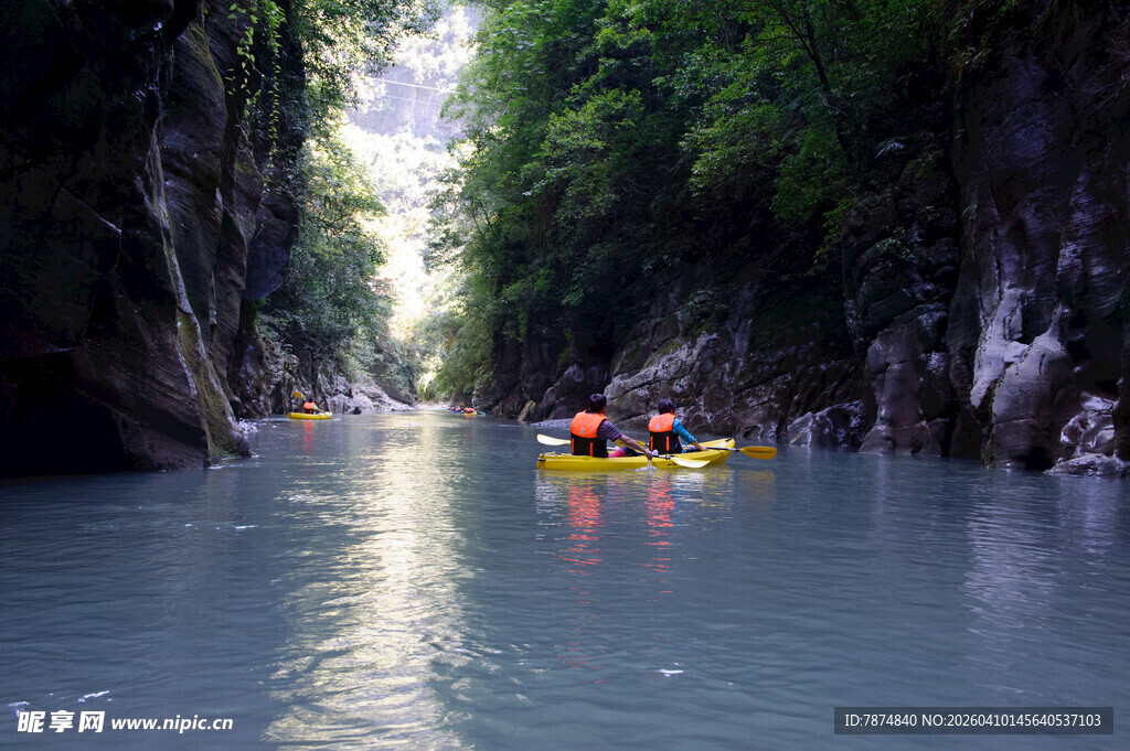 恩施峡谷中皮划艇漂流之旅