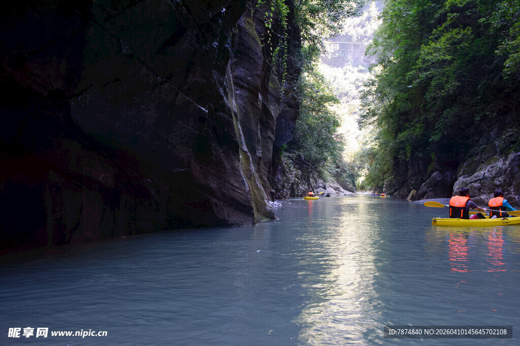 恩施峡谷河道上的漂流之旅