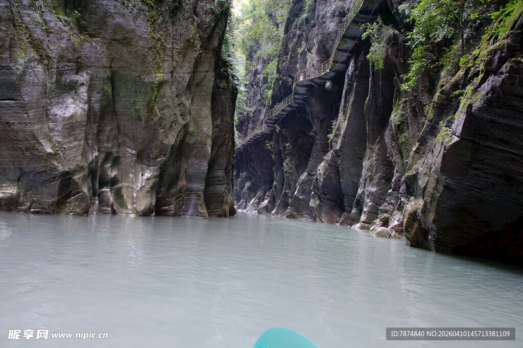 恩施峡谷中的静谧水域
