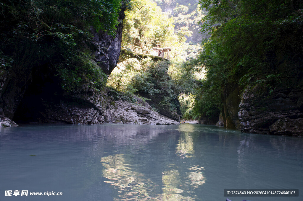 恩施清幽河谷中的静谧水面