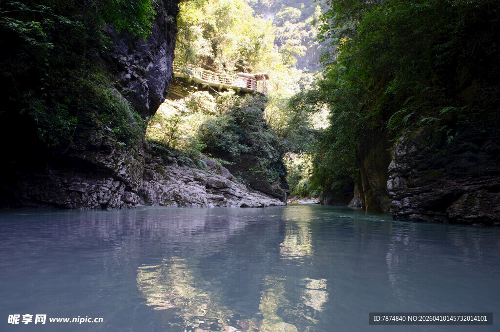 恩施清幽河谷中的静谧水面